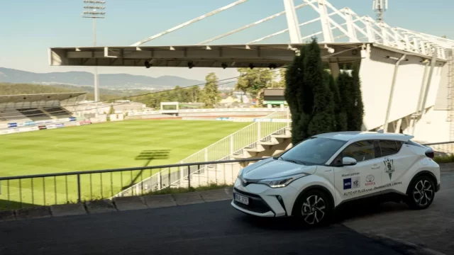 Fotbalisté Jablonce jezdí na tréninky v hybridních Toyotách