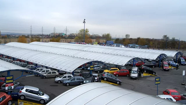 Češi investují do nákupu ojetin na splátky stále vyšší částky