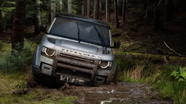 Legenda mezi offroady přijíždí v nové generaci. Defender je navenek načančaný, pod povrchem stále drsňák
