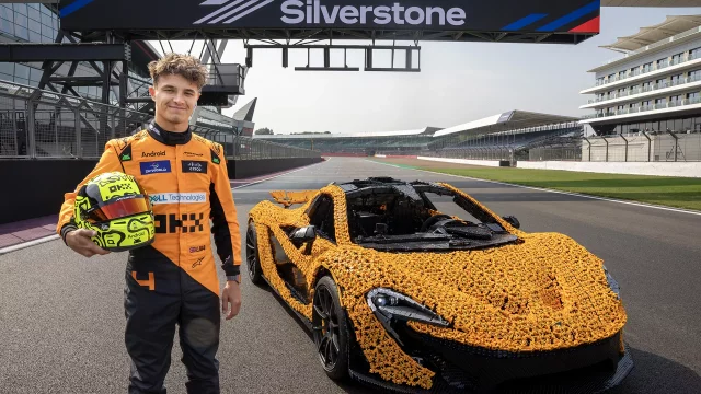 V Česku sestavili McLaren P1 z Lega v životní velikosti. Hvězda F1 s ním hned vyrazila na okruh