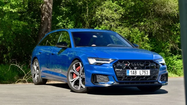Audi S6 Avant je rodinným králem levého pruhu, který září spotřebou. Písmenko „S“ by si ale zasloužilo větší exkluzivitu