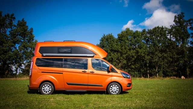 Test Fordu Nugget, pojízdného paneláčku, kterému nechybí ani toaleta