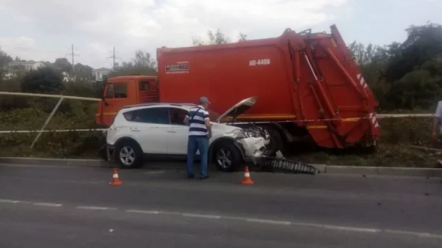 Ruský popelář vyskočil za jízdy z auta. Vyřešil tak selhání brzd