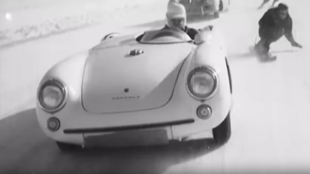 Autoskijöring na olympiádu! Retro závody lyžařů tažených auty jsou prostě boží