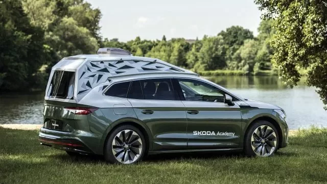 Nová Škodovka potěší všechny dobrodruhy. Uvnitř má pracovnu i místo na přespání