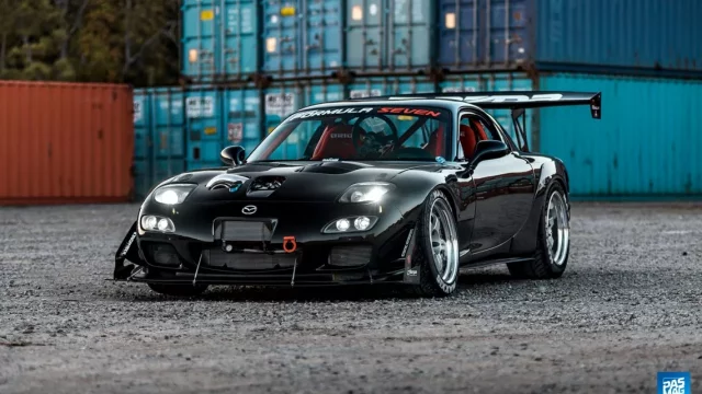 Mazda RX-7 skrývá pod kapotou čtyři rotory a obří turbo. Na kola posílá přes 1 000 koní