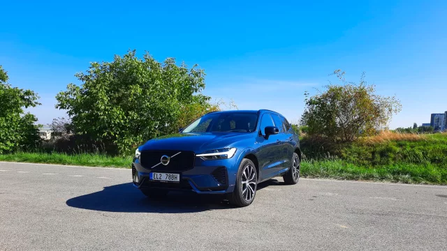 Volvo XC60 v plug-in hybridu představuje dobrý kompromis mezi láskou k benzinu a elektrifikací. Zamilujete si jeho prémiové materiály a schopnost žehlit silnice.