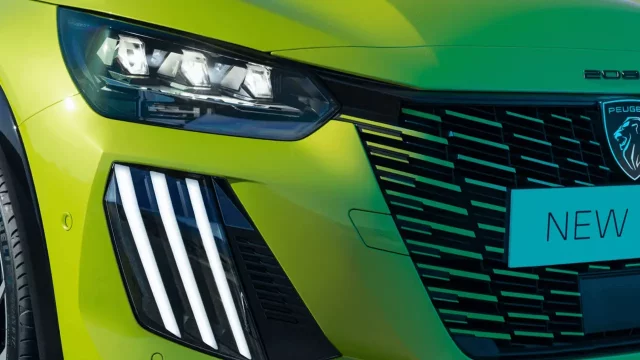 Revoluční volant a interiér budoucnosti. Nový Peugeot šokuje na fotkách radikálním designem