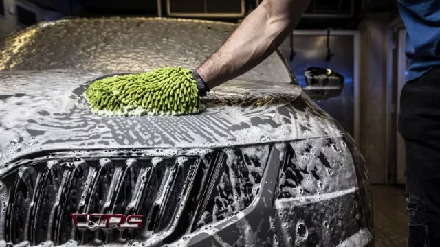 Jak správně umýt auto: Zapomeňte na kýbl s houbou