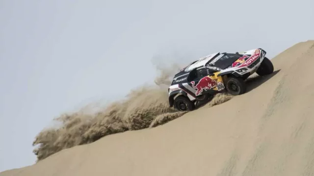 Jezdci vozů Peugeot 3008DKR Maxi bezpečně překonali první překážku