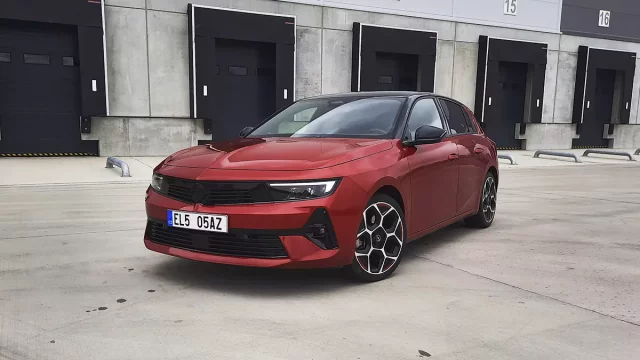 Test Opel Astra 1.6 TURBO PHEV GS line pohledem ženy: Když máš šmrnc i schopnosti