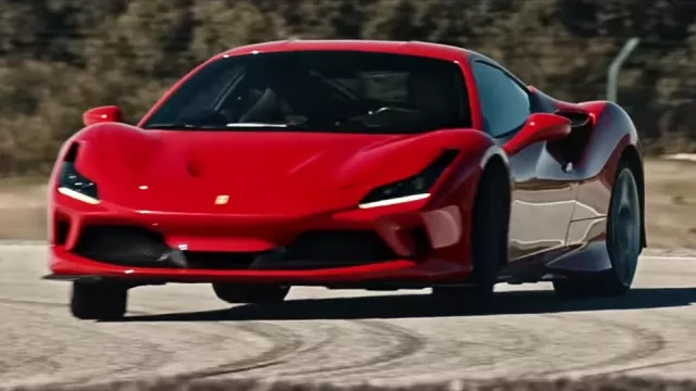 Ferrari F8 Tributo se předvádí na oficiálním videu. Je plné kouře a nekorektního driftování