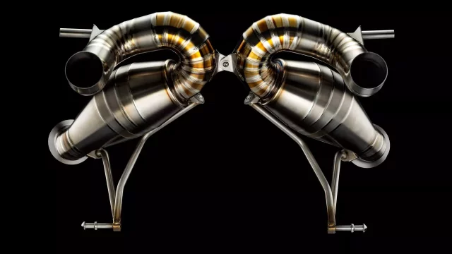 Lamborghini Aventador SVJ dostalo nový výfuk. Tipnete si, kolik váží?