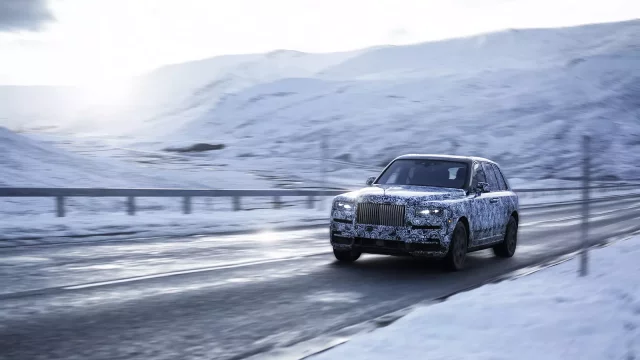 Rolls-Royce definitivně mění sám sebe, dlouhým názvem kamufluje své SUV