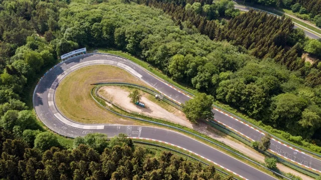 Na Nordschleife se mění pravidla veřejných jízd. Od letošní sezony platí „minimální maximální“ rychlost 130 km/h. Pomalejší auta na trať už jen tak nepustí