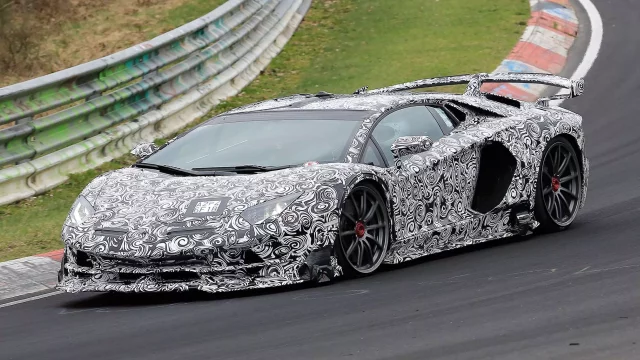 Lamborghini Aventador SVJ: Po Ringu se prohání nový maskovaný prototyp