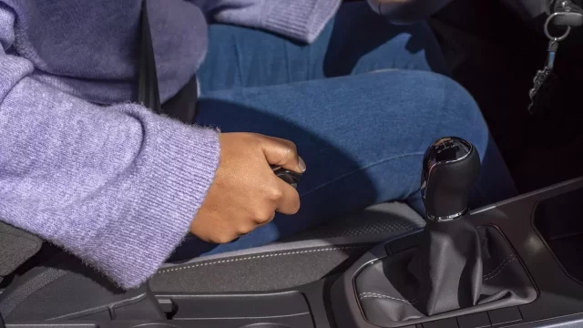 Jezdit v zatáčkách „přes rukáv“? To v dnešní době půjde už jen těžko. Klasickou ruční brzdu nabízí ani ne deset procent nových aut