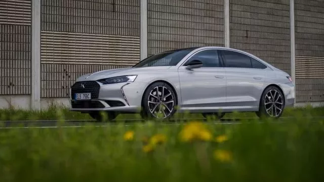 TEST: DS 9 zašlape designem a výkonem hybridní Superb do země, ale provětrá vám peněženku