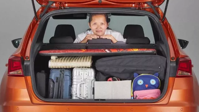 Jak správně naložit zavazadla do kufru auta? Poradí expertka na pořádek