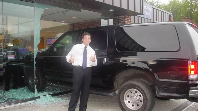 Američan prodává nezničitelný Ford Excursion, odolnost byla řádně prověřena sérií menších nehod