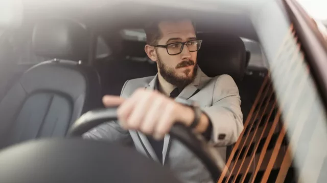 Časté způsoby sezení za volantem - a proč jsou špatně
