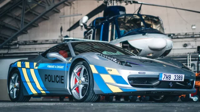 Policejní Ferrari po dvou letech: Chlubítko, které půl roku nejezdí. Co ve skutečnosti dělá?