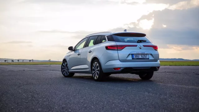 Renault Megane Grandtour je víc Simply Clever než Octavia Combi. A stojí „rozum“