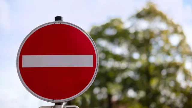 Zastavení v jednosměrné ulici - je možné v souladu s pravidly silničního provozu nechat nastoupit cestující či vyložit náklad?