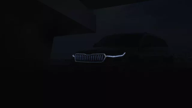 Vietnamský designér nakreslil parádní facelift největší Škodovky, nechybí svítící maska