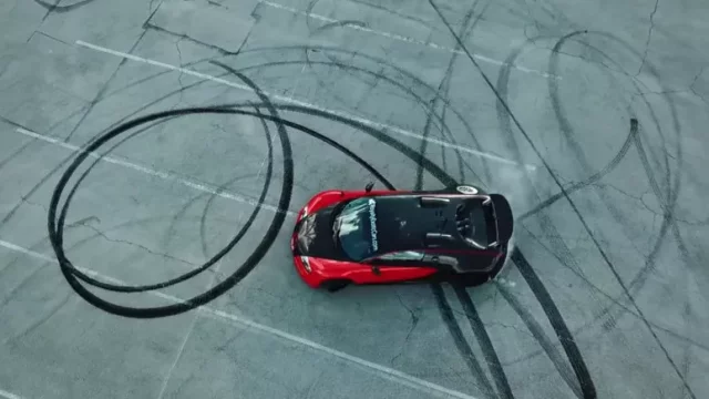 Bugatti Veyron jako driftovací speciál? Hypersport za miliony někdo upravil na čistokrevnou zadokolku