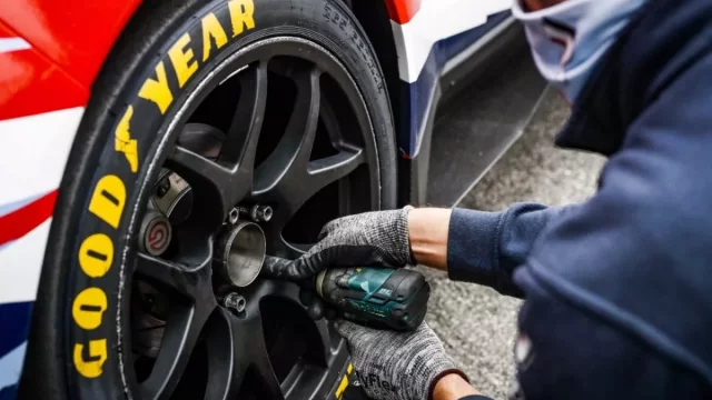 Tajemství závodních pneumatik: Nahlédli jsme pod pokličku Goodyearu na závodech WTCR