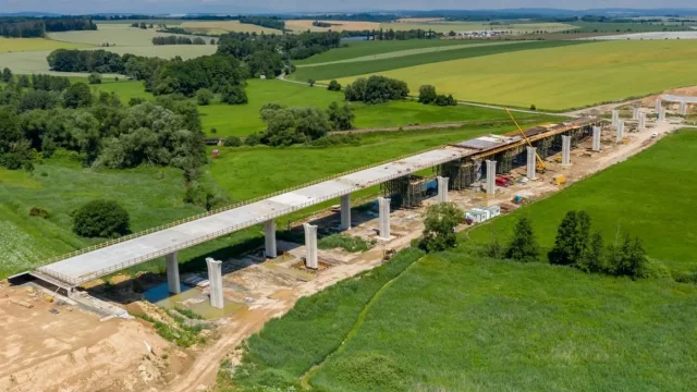 Odklad až o rok. Prokletá D11 nabrala další zpoždění v řádu měsíců. Hádky nekončí