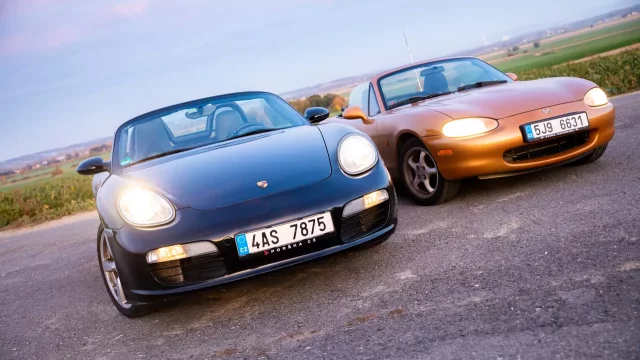 Mazda MX-5 vs. Porsche Boxster: Srovnání lidových sporťáků za 100 a 500 tisíc