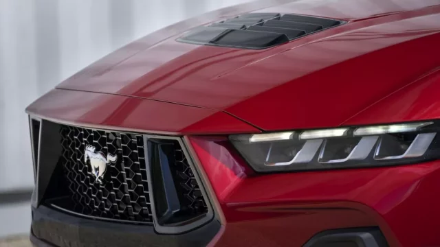 Nový Ford Mustang přijíždí! Je míň retro a stále má poctivý osmiválec