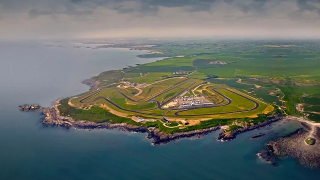 Elektromobily na trackdays nechceme. Závodní okruh zakázal jízdu majitelům bateriových aut a hybridů. Bojí se případných nehod