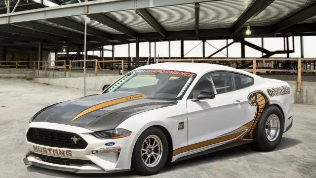 Ford slaví padesátiny Mustangu jeho extrémně rychlou verzí Cobra Jet