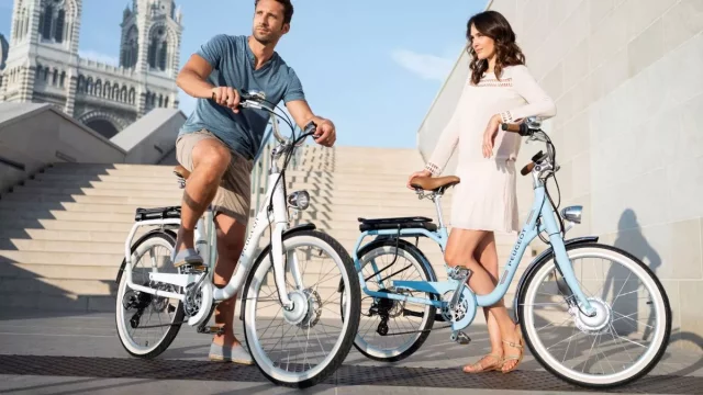 Peugeot ukazuje novou řadu elektrokol, která jsou moderní i retro