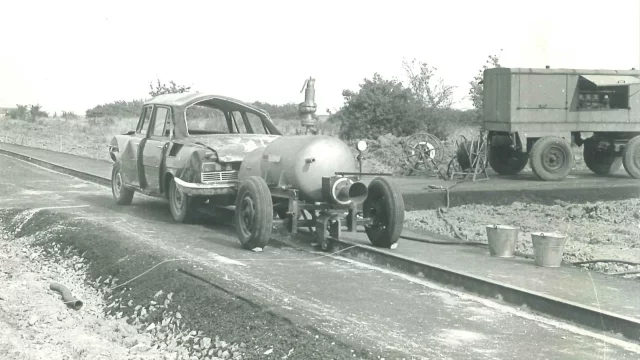 Škoda 100 s raketovým vozíkem? Tento experiment má jednodušší vysvětlení, než se zdá