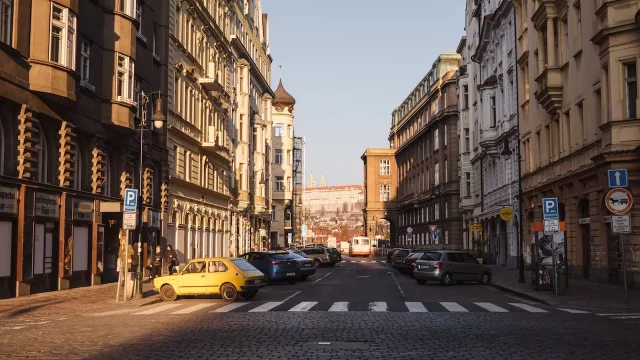 Parkování podélné, kolmé, šikmé, ve druhé řadě, v jednosměrce. Jak je to vlastně správně?