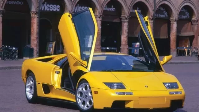 První Lamborghini Diablo uhánělo rychlostí 322 km/h a nemělo posilovač řízení. Jak se postupně vyvíjelo?