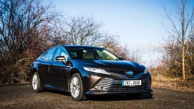 I když se to nezdá, pořád v ČR zažíváme automobilový blahobyt. Jinde musí jenom za možnost vlastnit auto zaplatit 2,5 milionu korun