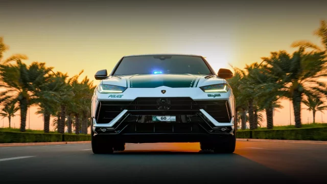 Drahých policejních aut není nikdy dost, řekli si v Dubaji a přidali do flotily Lamborghini Urus Performante. Sloužit bude také po boku čínského elektromobilu