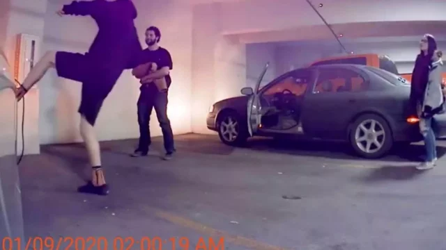 Vandalové se pokusili ukopnout nabíječku Tesly a natočili si video na památku