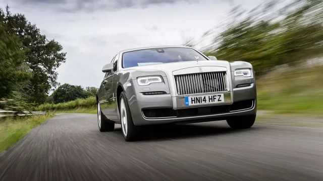 Luxusní Rolls-Royce Ghost uhání na Nürburgringu s chladným klidem