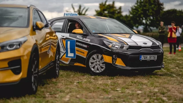 Nové otázky v autoškole budou platné od poloviny března. Prověří znalosti o dodržování bezpečné vzdálenosti a otestují i nová silniční pravidla