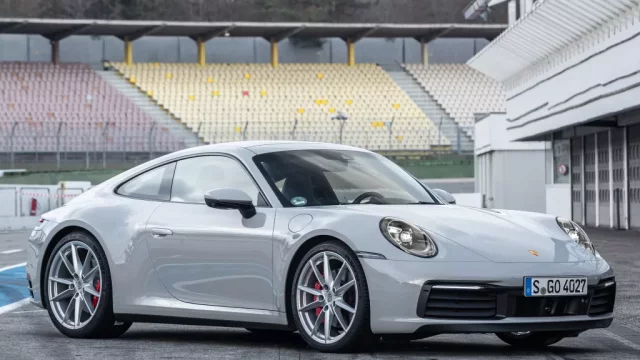 Nejnovější Porsche 911 zrychlí na 200 km/h dřív, než běžné auto na poloviční rychlost. Podívejte se na video