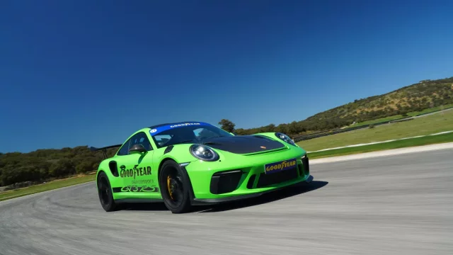 Goodyear Eagle F1 SuperSport na Porsche 911 GT3 RS &amp; Ferrari 488 GTB: Okruhový piknik na zahradě boháče (reportáž)