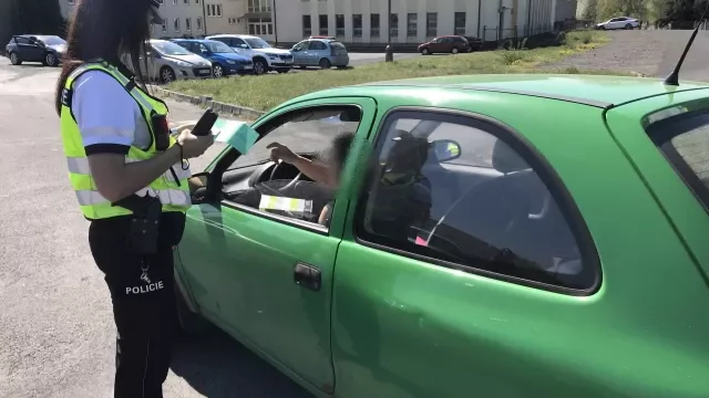 Policie začne při kontrolách na silnicích měřit emise aut