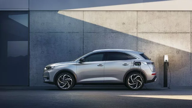 DS 7 Crossback přijíždí jako hybrid. Nabídne 300 koní a spoustu technologií
