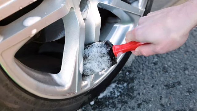 Jak správně umýt auto? Na tuhle drobnost určitě také zapomínáte